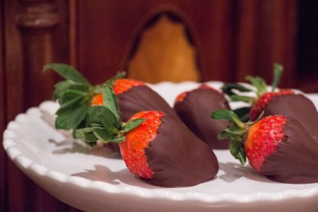 chocolate covered strawberries treat